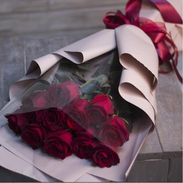 11 голландских роз в оформлении в Волгограде