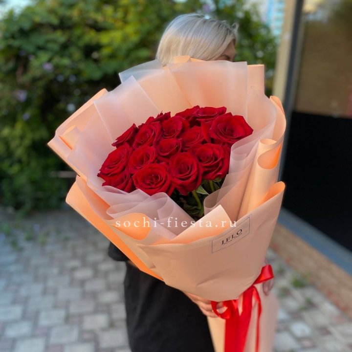 15 голландских роз в оформлении в Волгограде