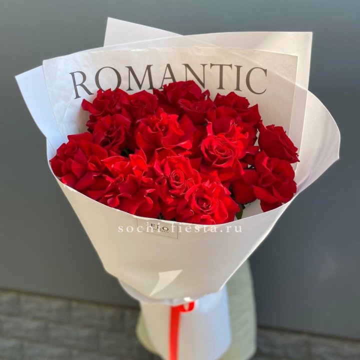 19 высоких роз в оформлении в Волгограде