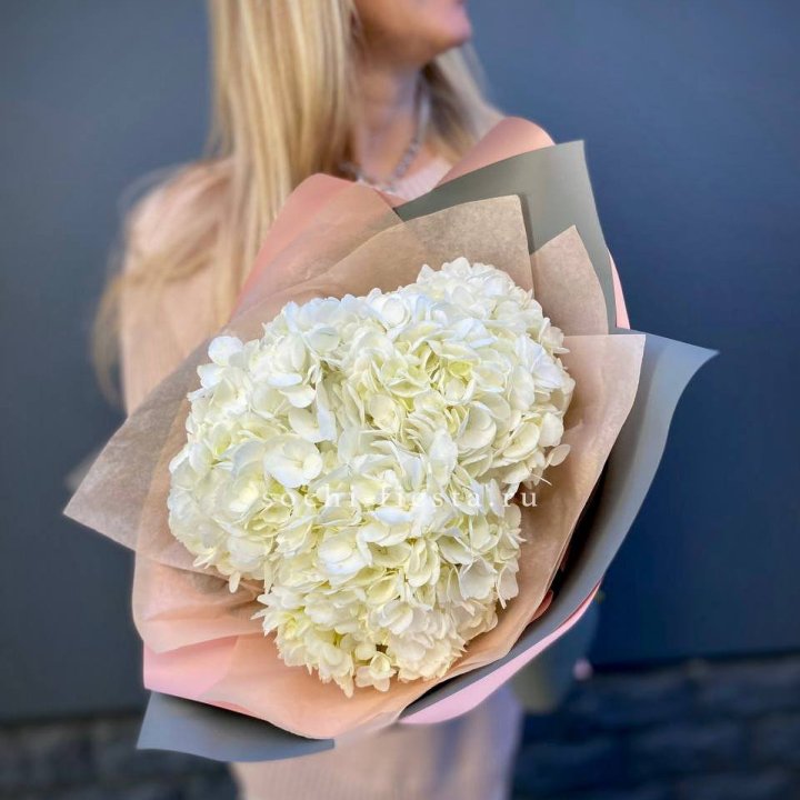 Букет из трёх белых гортензий в Волгограде