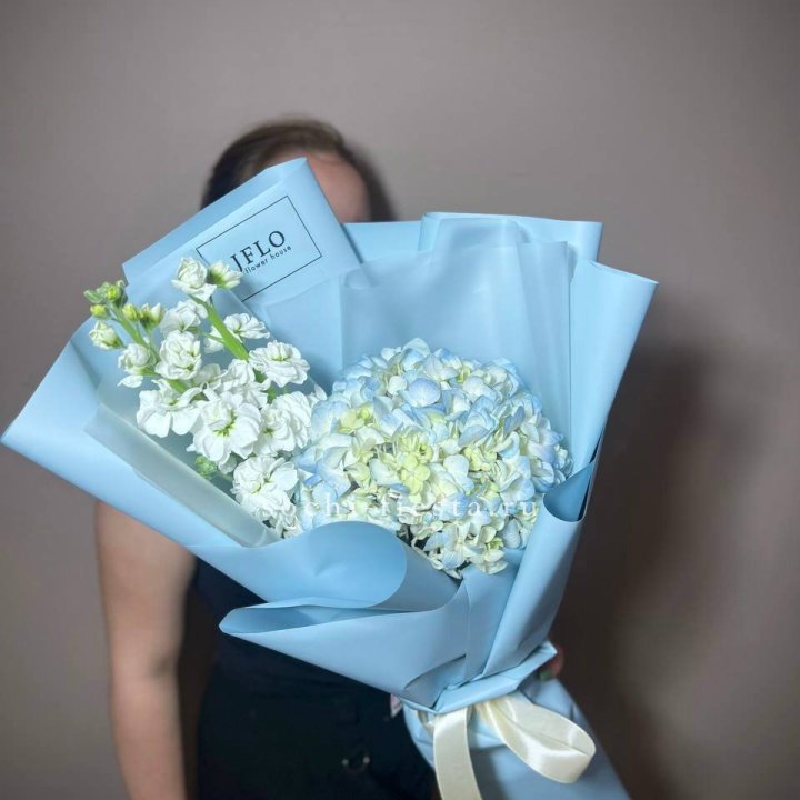 Гортензия голубая с маттиолой в Волгограде