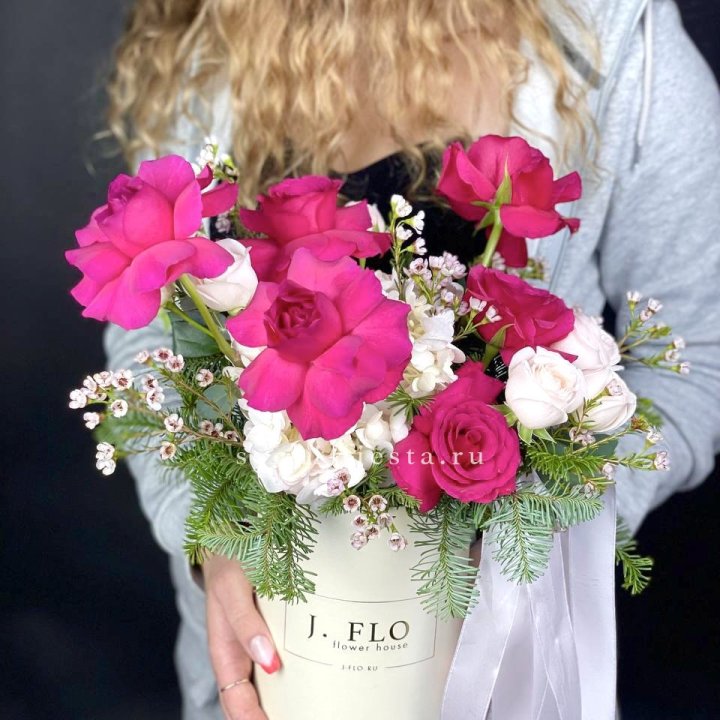 Новогодняя композиция в коробке пинк розе в Волгограде