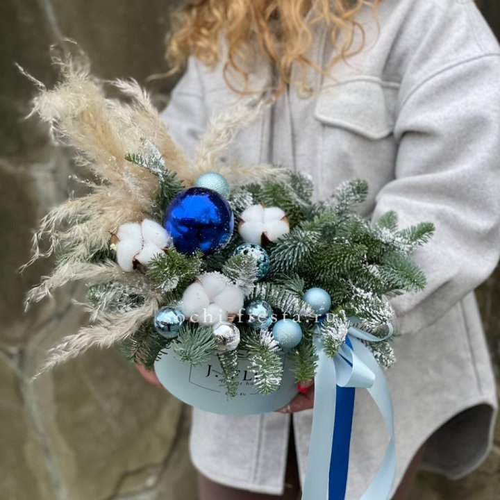 Новогодняя композиция в коробке блю в Волгограде