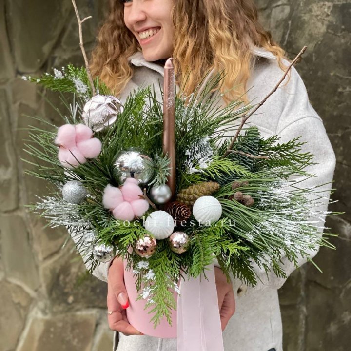 Новогодняя композиция в коробке пинк в Волгограде