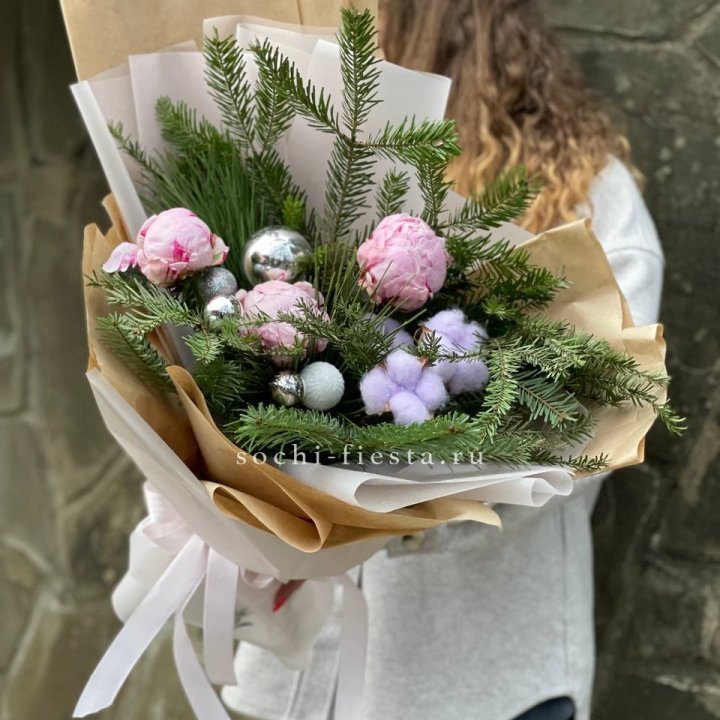 Новогодний букет с пионами  в Волгограде