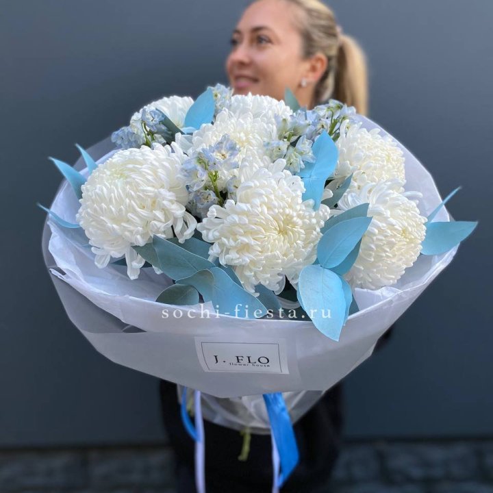 Букет хризантем Бигуди и дельфиниума  в Волгограде