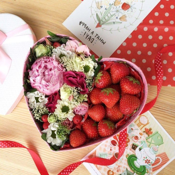Бокс с клубникой и цветами в Волгограде