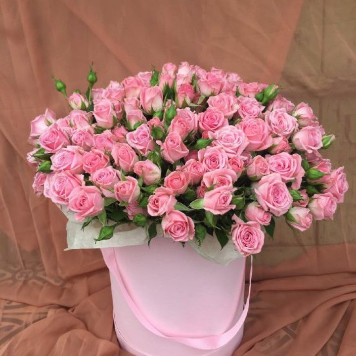 Кустовые розы в коробке в Волгограде