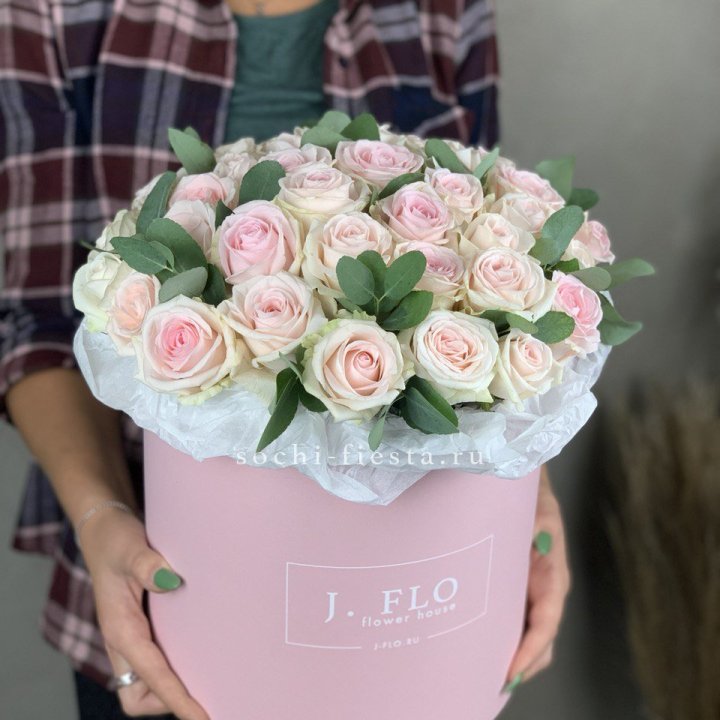 35 розовых роз в цилиндре в Волгограде