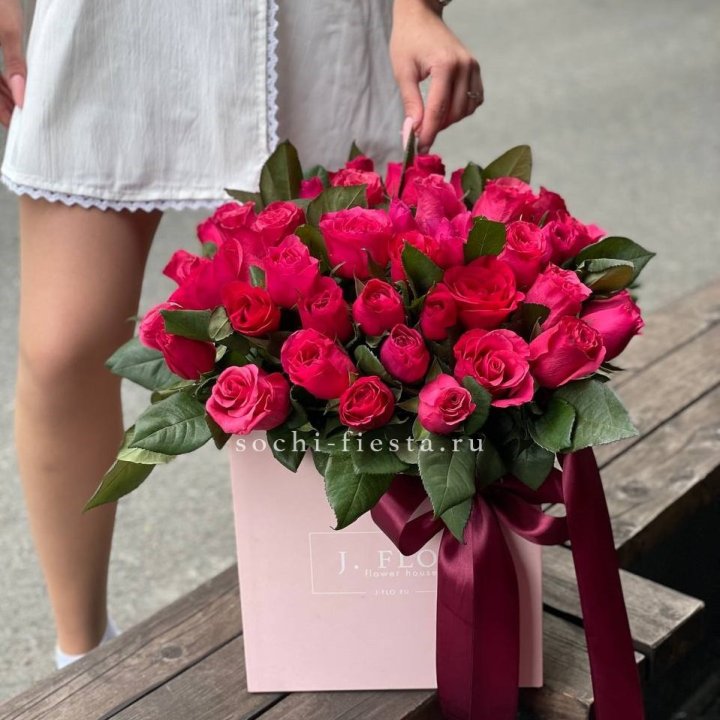 55 алых роз в кубе в Волгограде