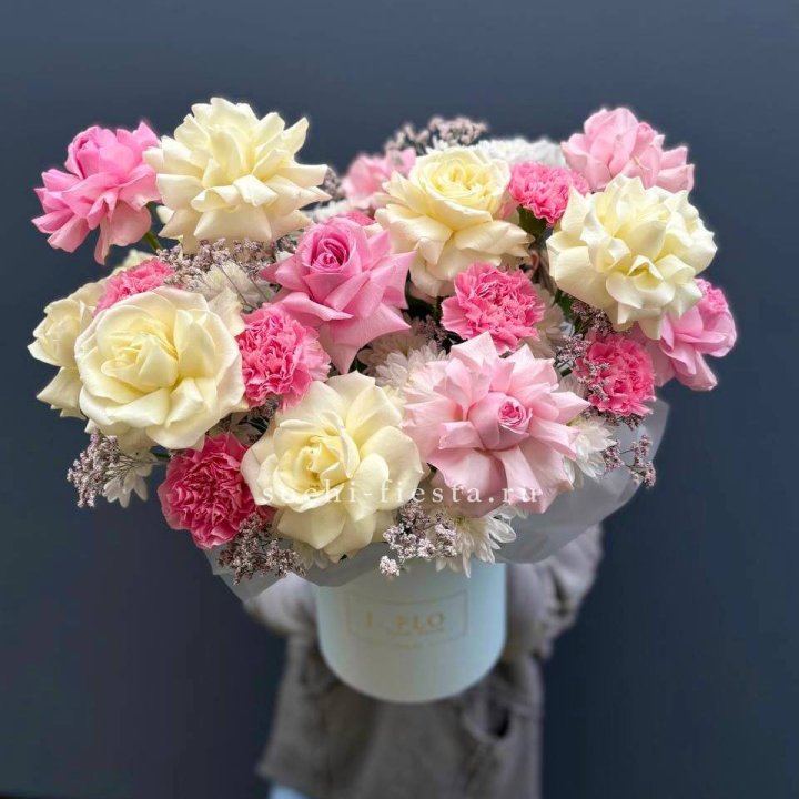 Коробка французских роз и диантусов "Бони" в Волгограде