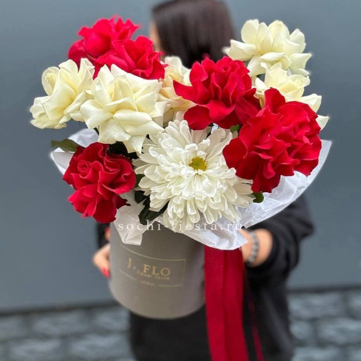 Французские розы с хризантемой в боксе в Волгограде