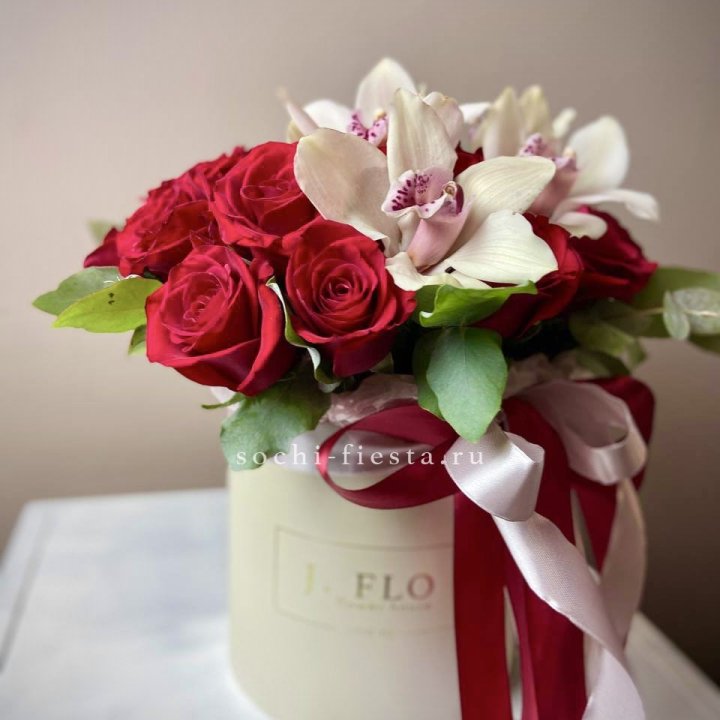 Розы и орхидеи в боксе в Волгограде