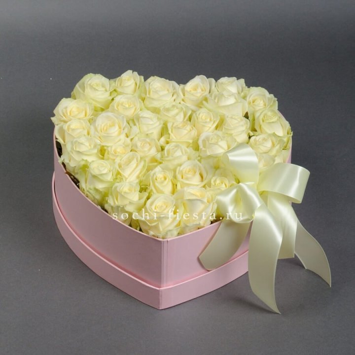 35 белых роз в коробке "Сердце" в Волгограде