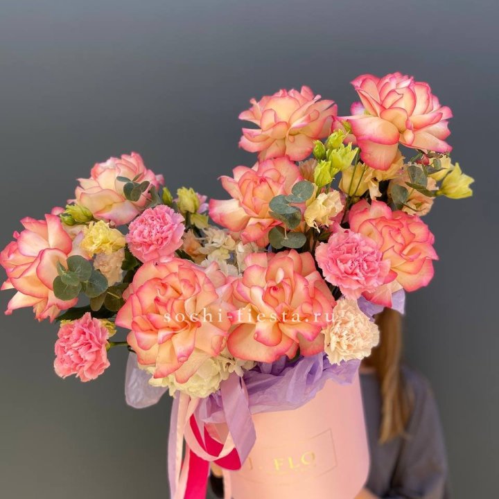 Бокс нежный с розами в Волгограде