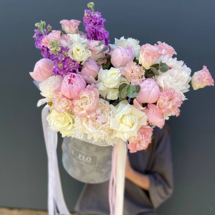 Дизайнерский цилиндр с пионами "Ривьера" в Волгограде