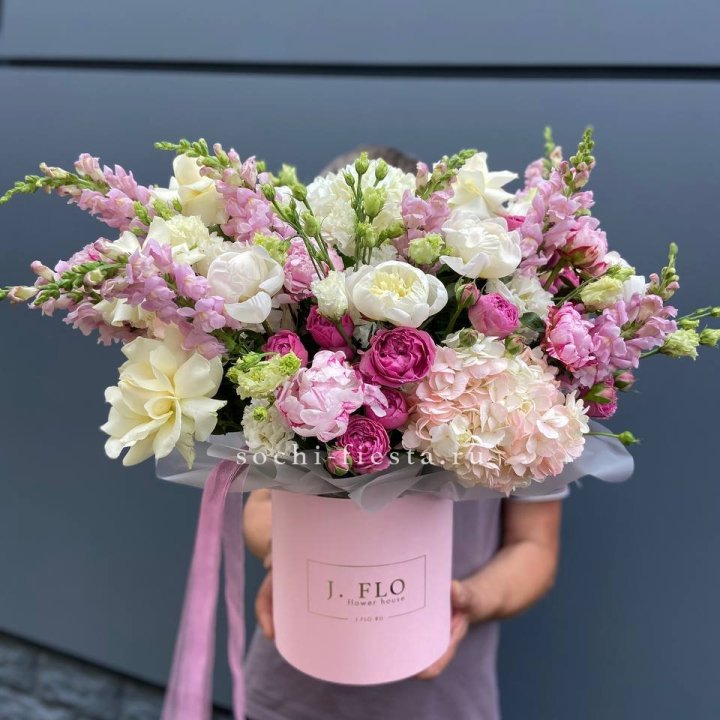 Дизайнерский цилиндр с пионами "Саманта" в Волгограде