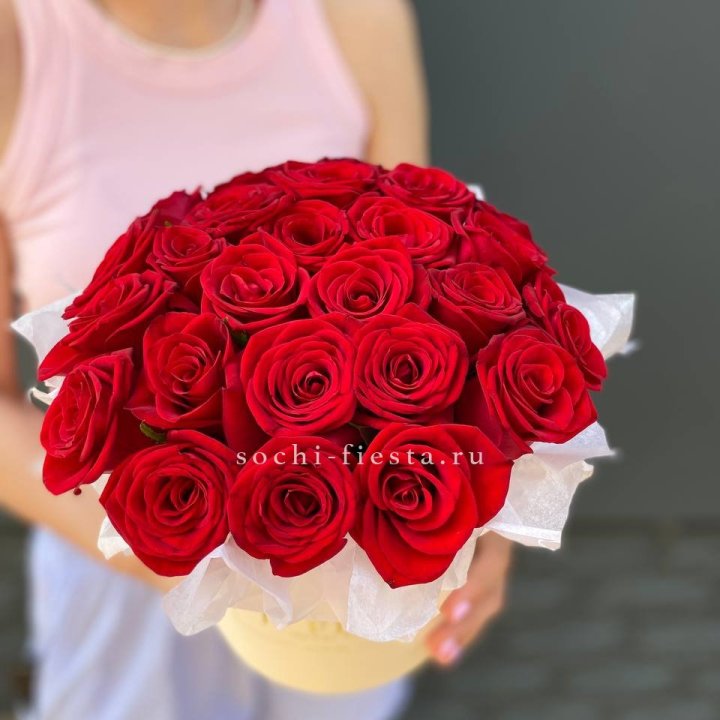 Красные розы в цилиндре в Волгограде