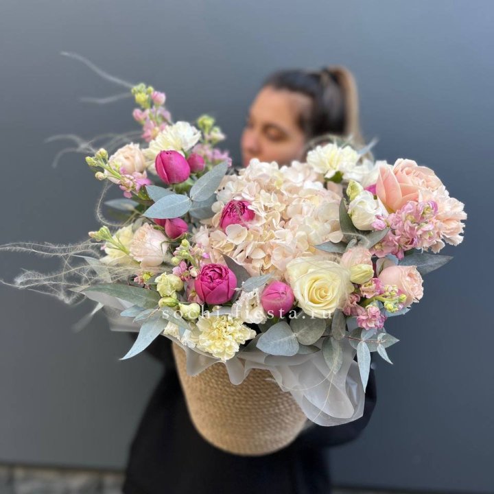 Цветочная композиция в джутовом боксе  в Волгограде