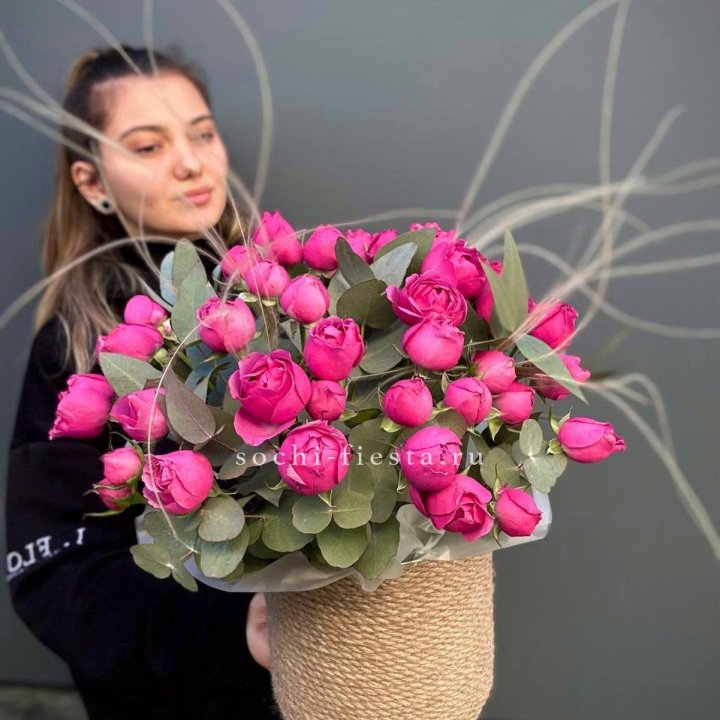 Пионовидные розы Мисти Бабблс в джутовом кашпо в Волгограде