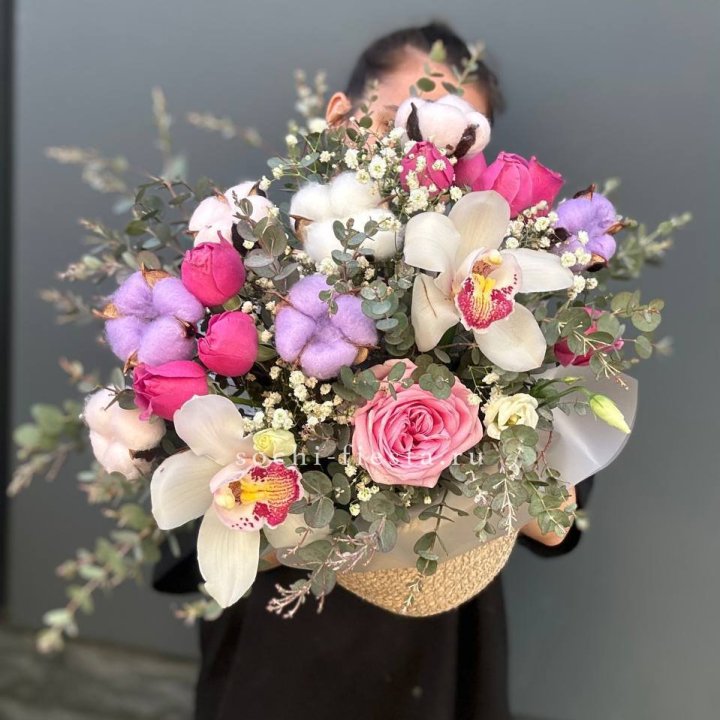 Орхидея и розы в джутовом кашпо в Волгограде