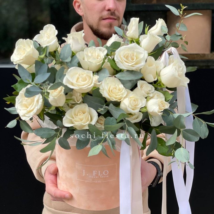 41 белая роз в бархатном боксе в Волгограде