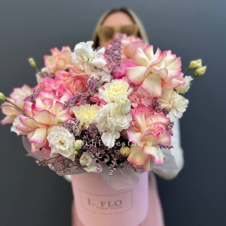 Цветочная композиция "Глория" в боксе в Волгограде