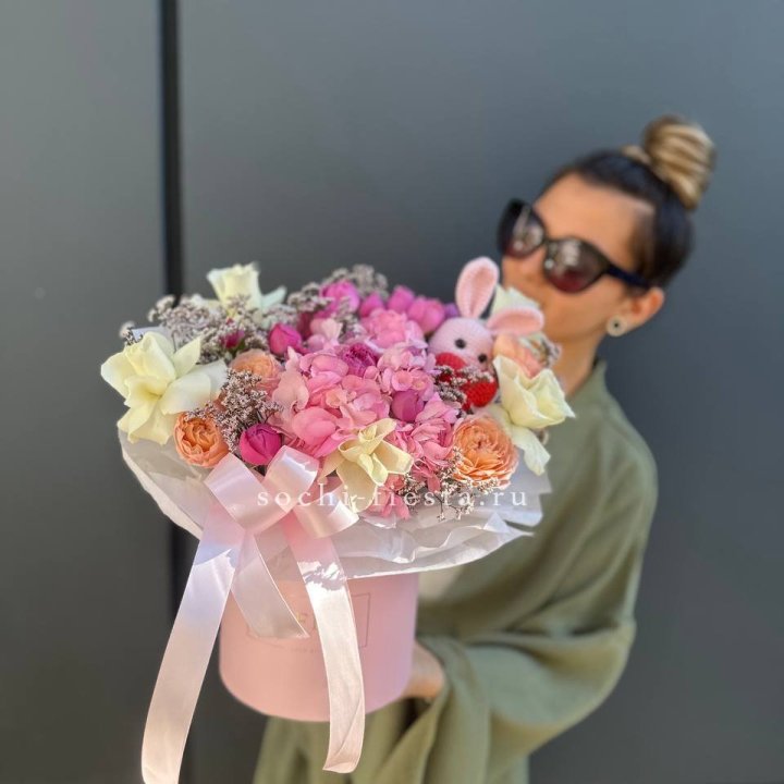 Дизайнерский цилиндр с игрушкой "Лола" в Волгограде