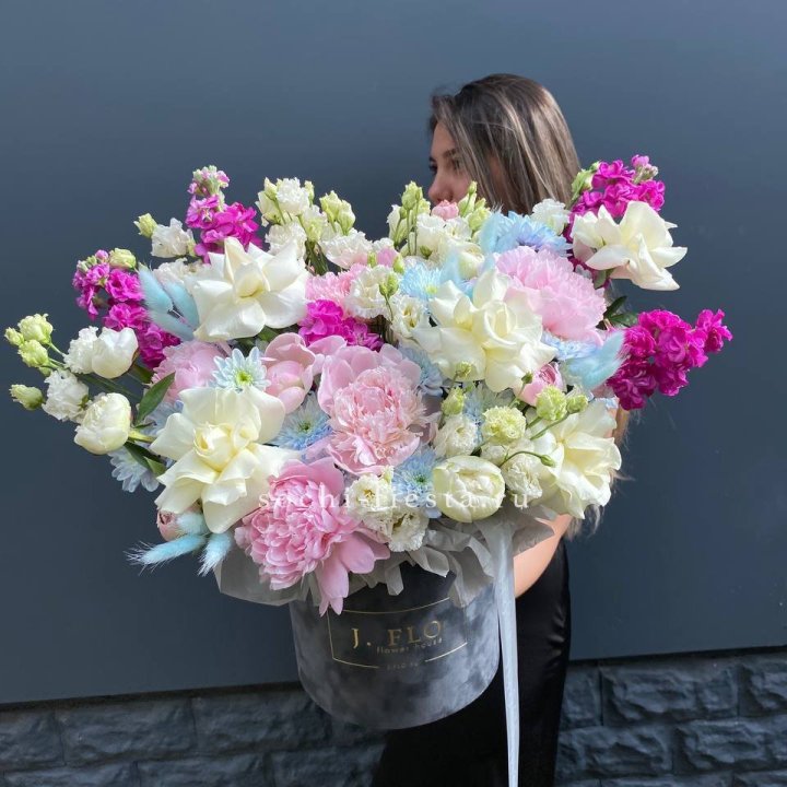 Дизайнерский цилиндр "Пионы гарден" в Волгограде