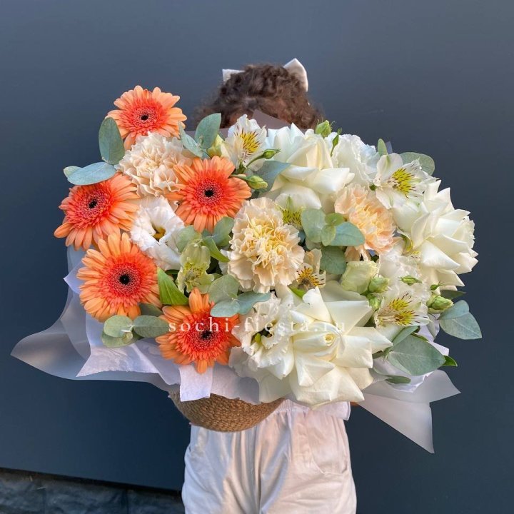 Розы и герберы в джутовом кашпо "Георгино" в Волгограде