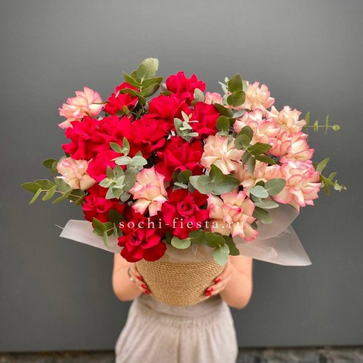 25 Французских роз в джутовом кашпо  в Волгограде