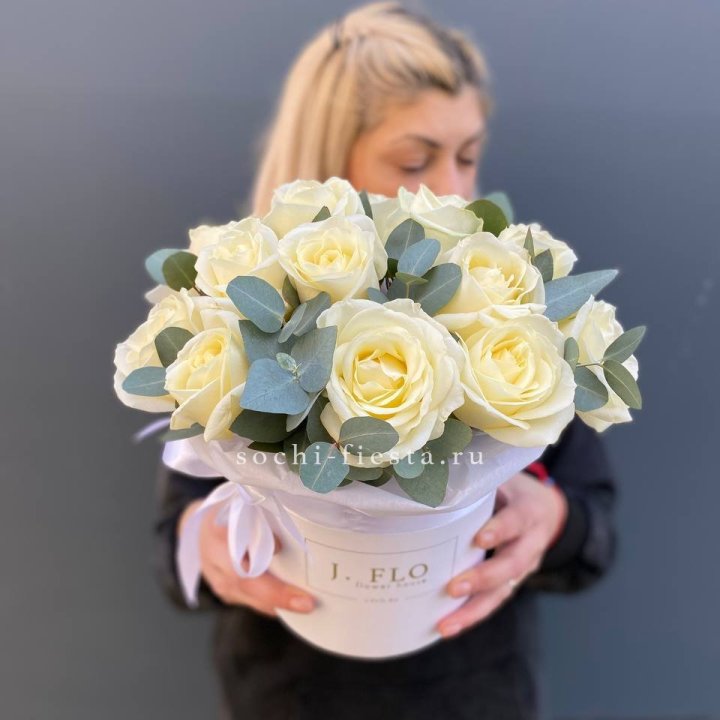 15 белых роз в боксе в Волгограде