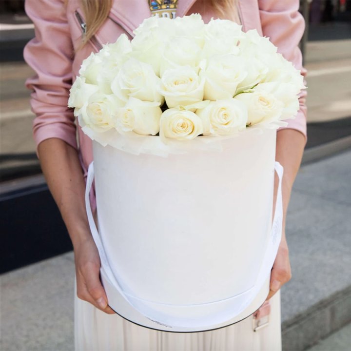 35 белых роз в цилиндре в Волгограде