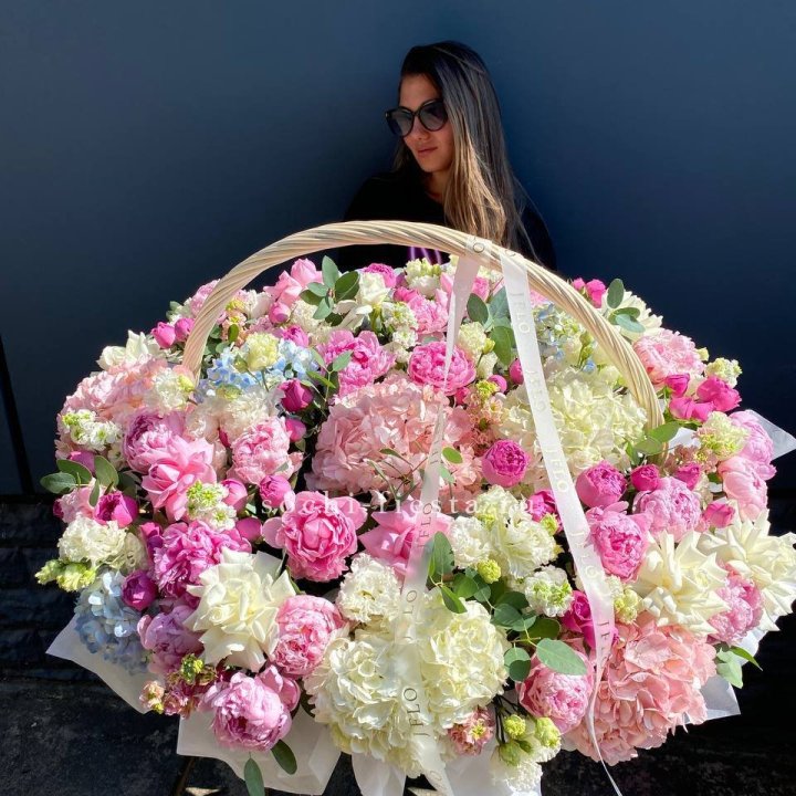 Цветочная корзина из пионов и пионовидных роз "Перфекте" в Волгограде