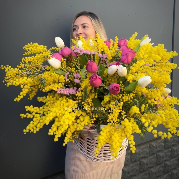 Цветочная корзина с мимозой "Спринг" в Волгограде