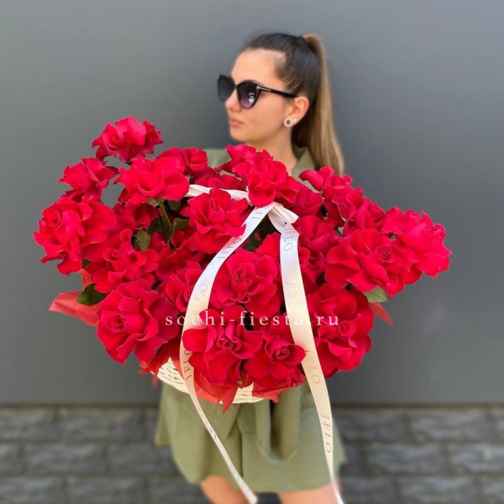 Красные французские розы в корзине в Волгограде