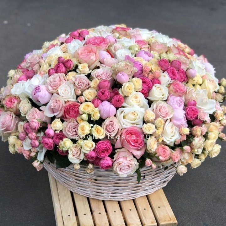 Цветочная корзина из пионов и пионовидных роз "Юниверсити" в Волгограде