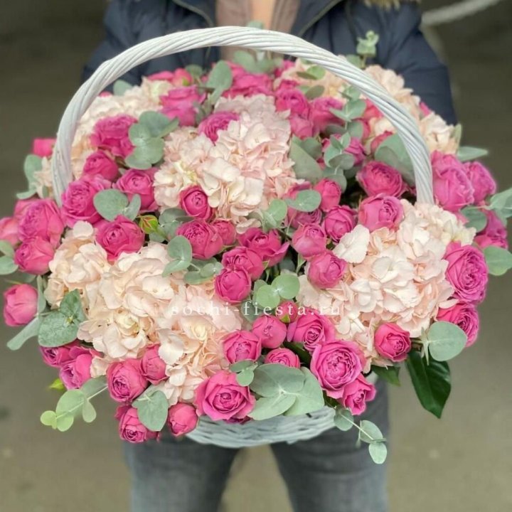 Корзина с гортензией и Мисти Баблс в Волгограде