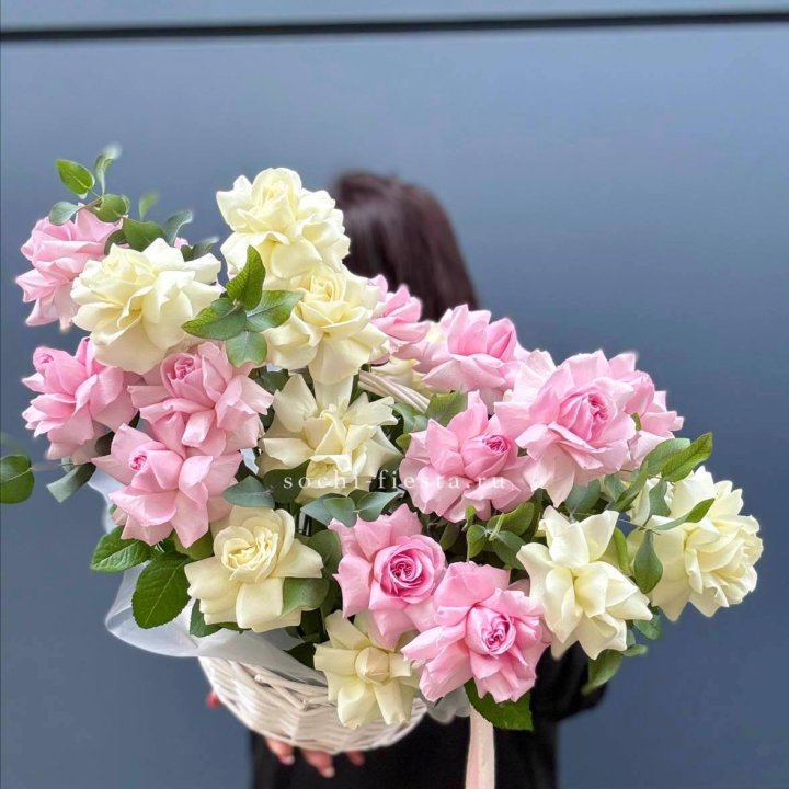 25 Французских роз в корзине в Волгограде