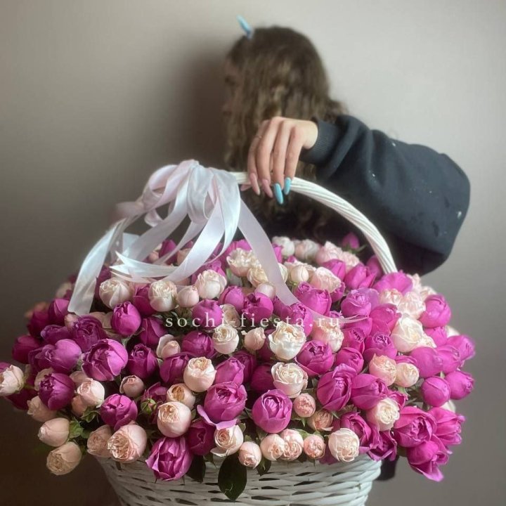Премиум корзина пионовидных кустовых роз в Волгограде