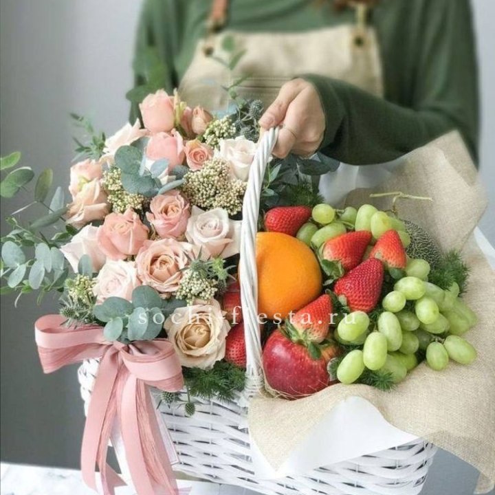 Фруктовая корзина c цветами в Волгограде