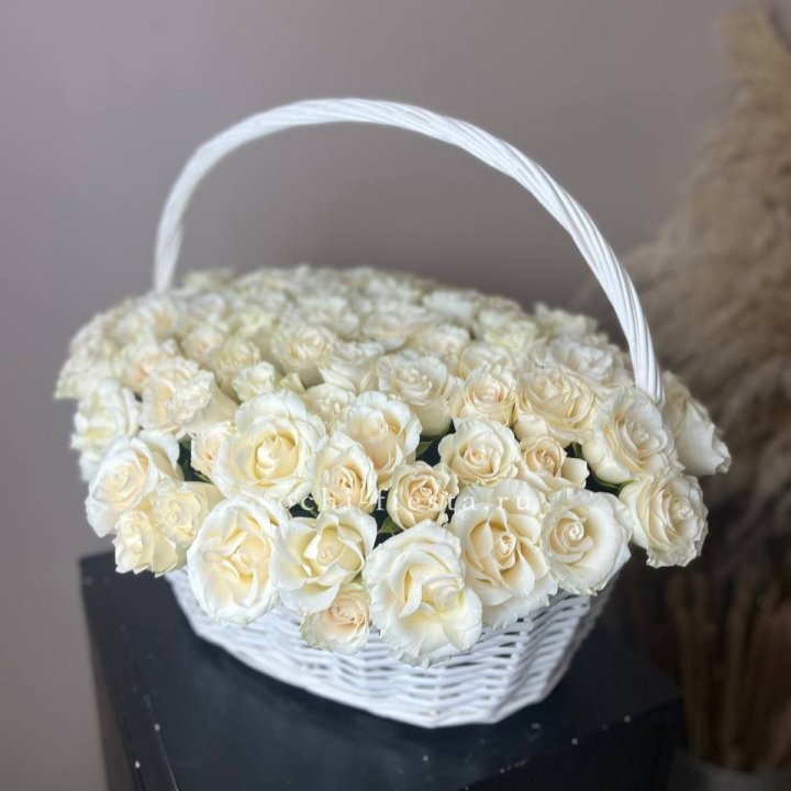 101 белая роза в корзине в Волгограде
