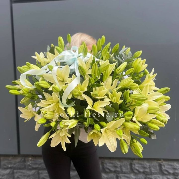 Лилии в корзине в Волгограде