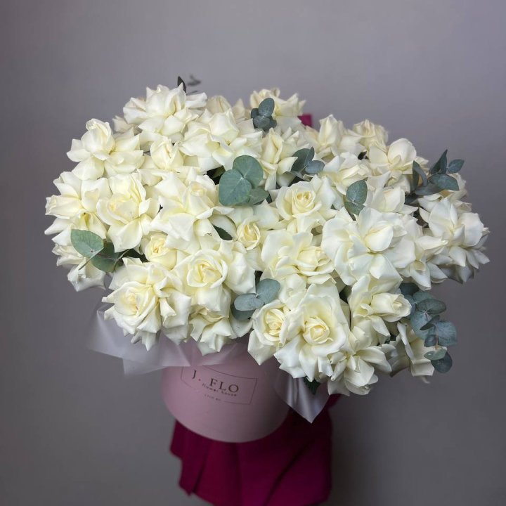 37 белых роз в боксе в Волгограде