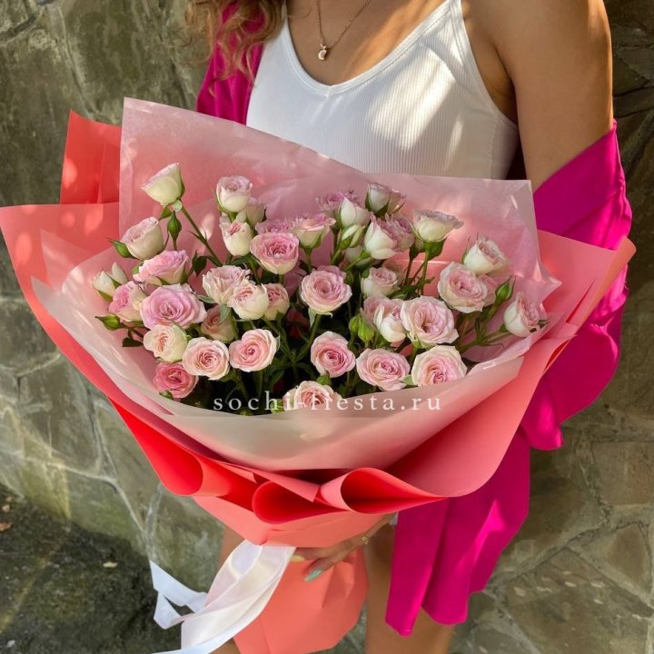 Розовые кустовые розы в Волгограде