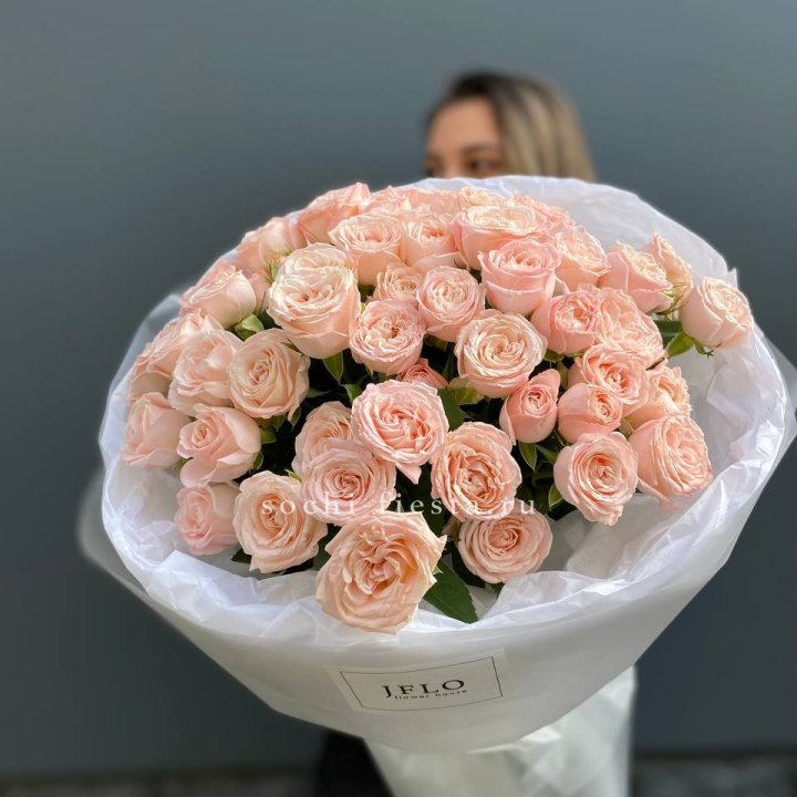 Букет кустовых роз Бомбастик в Волгограде