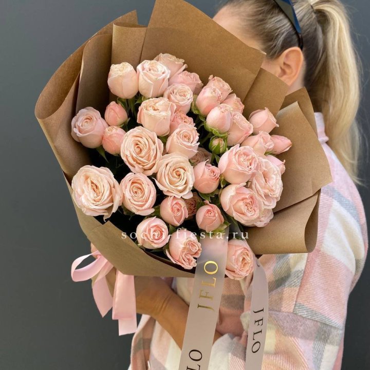 Кустовые розы Бомбастик в крафте в Волгограде