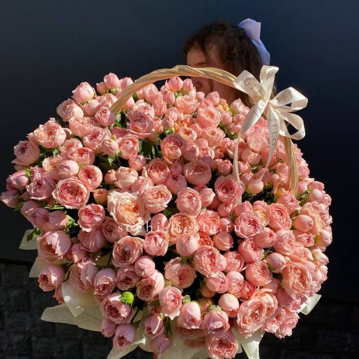 Корзина из пионовидных роз в Волгограде