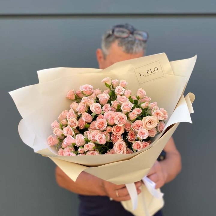 Кустовые розы леди в Волгограде