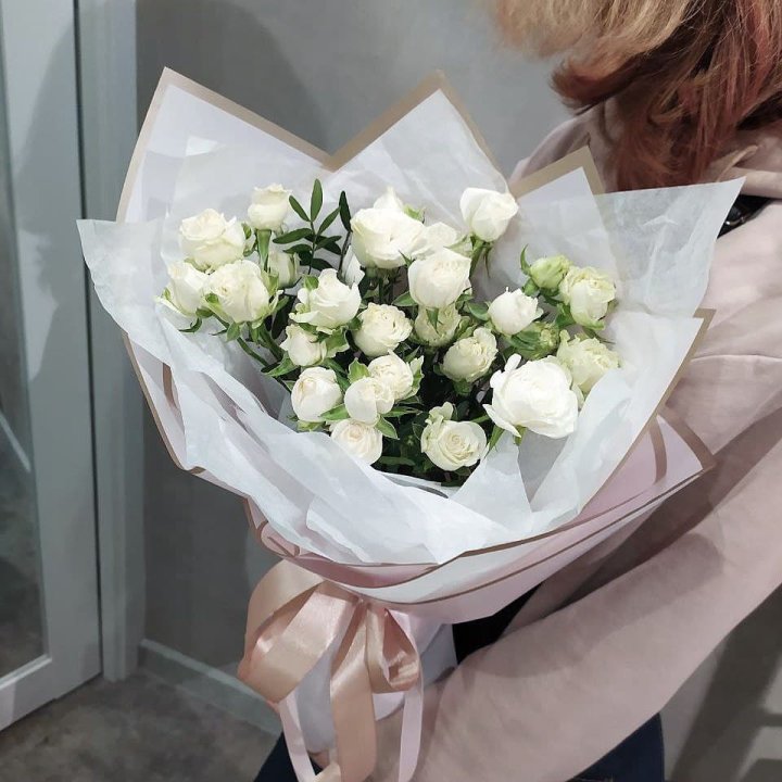 Белоснежные кустовые розы в Волгограде